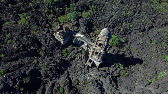 Церковь, застывшая в лаве